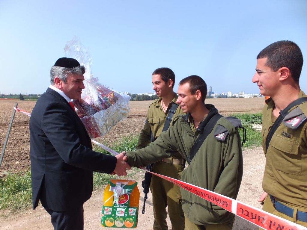 גם לחיילי כיפת ברזל מגיע משלוח מנות