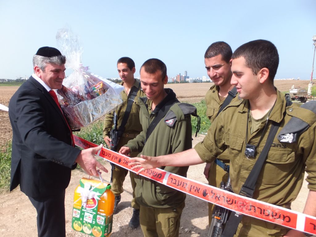גם לחיילי כיפת ברזל מגיע משלוח מנות