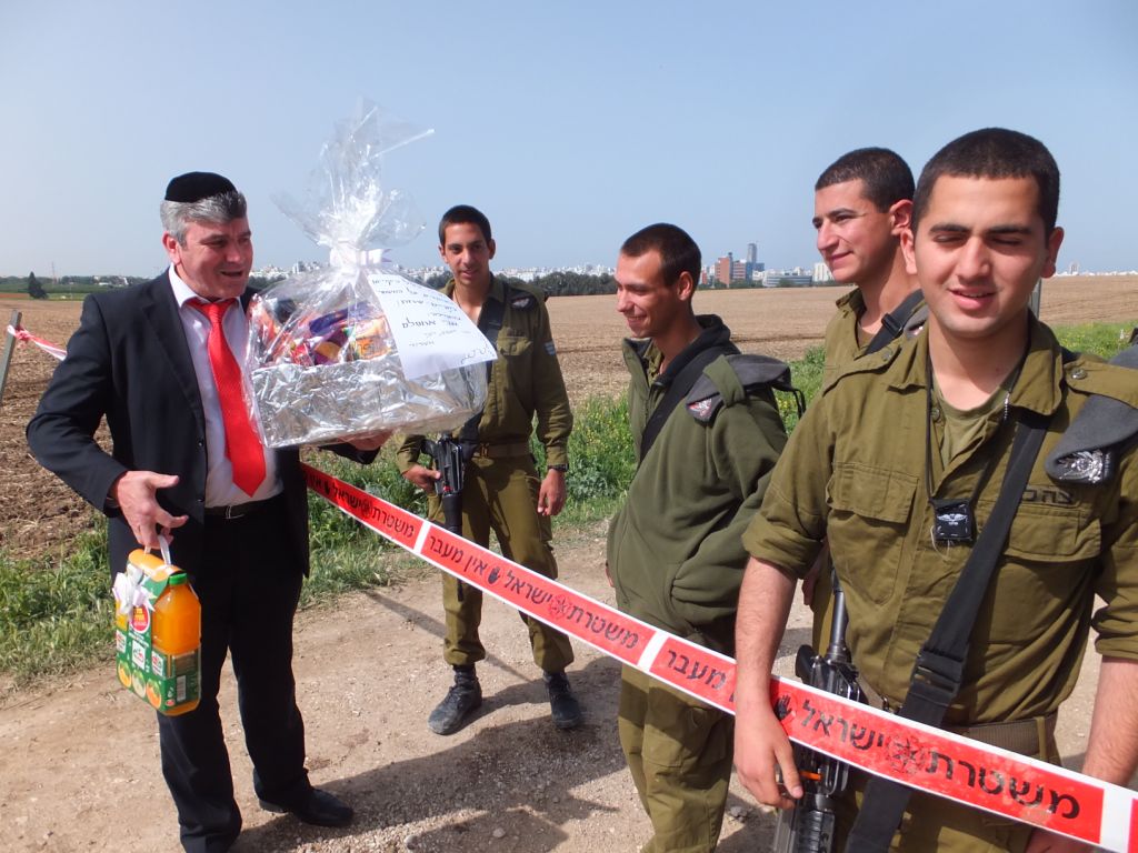 גם לחיילי כיפת ברזל מגיע משלוח מנות