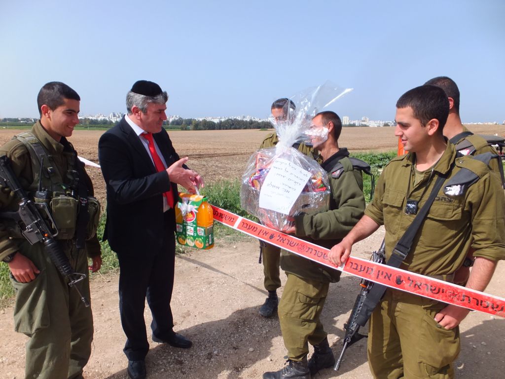 גם לחיילי כיפת ברזל מגיע משלוח מנות