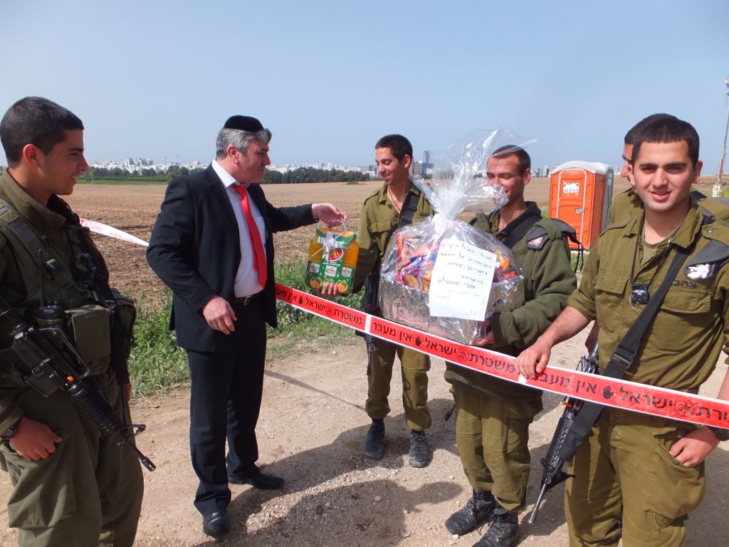 גם לחיילי כיפת ברזל מגיע משלוח מנות