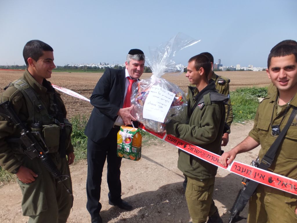 גם לחיילי כיפת ברזל מגיע משלוח מנות