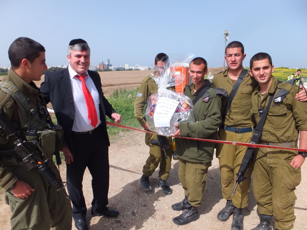 גם לחיילי כיפת ברזל מגיע משלוח מנות