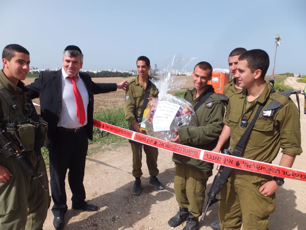 גם לחיילי כיפת ברזל מגיע משלוח מנות