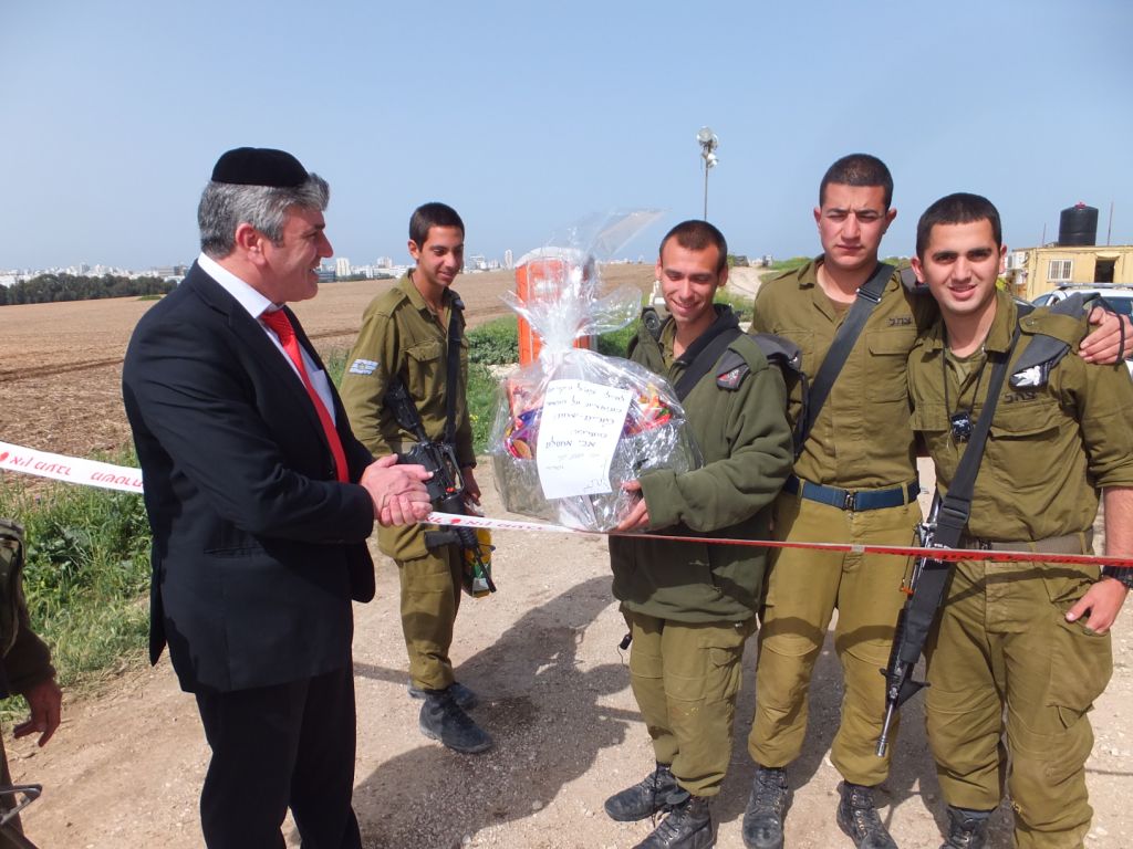 גם לחיילי כיפת ברזל מגיע משלוח מנות