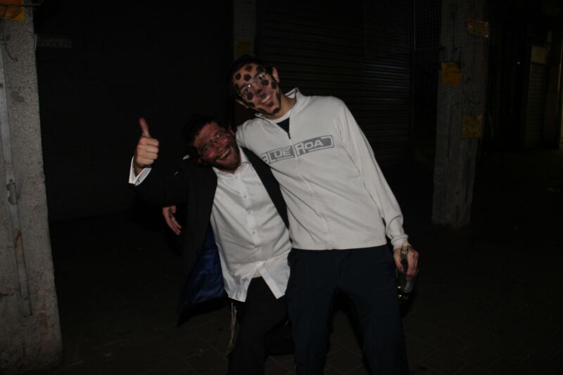 צפו: חוגגים את פורים ברחובות בני ברק