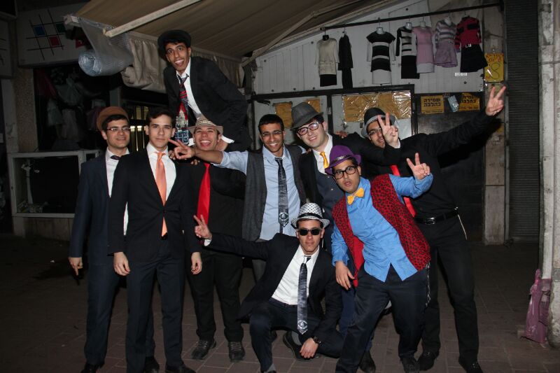 צפו: חוגגים את פורים ברחובות בני ברק