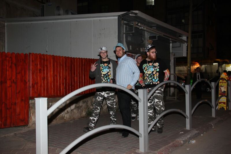 צפו: חוגגים את פורים ברחובות בני ברק