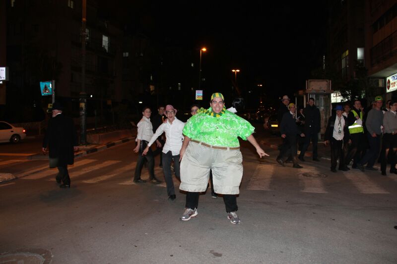 צפו: חוגגים את פורים ברחובות בני ברק