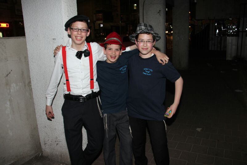 צפו: חוגגים את פורים ברחובות בני ברק