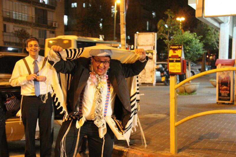 צפו: חוגגים את פורים ברחובות בני ברק