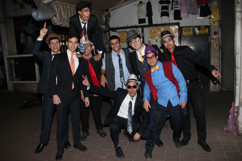 צפו: חוגגים את פורים ברחובות בני ברק