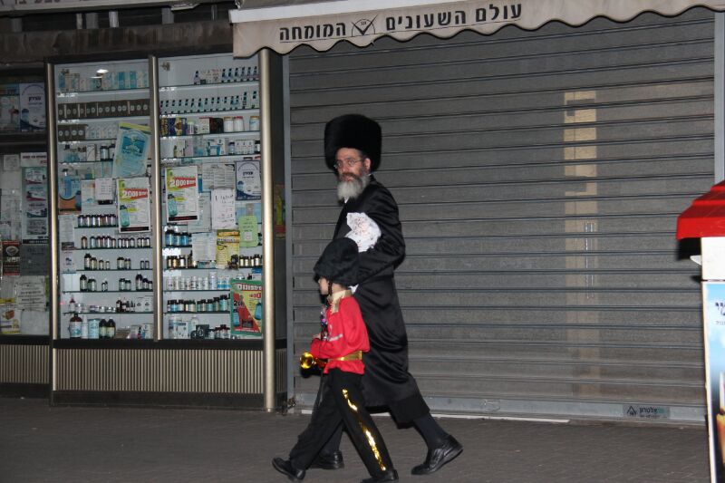 צפו: חוגגים את פורים ברחובות בני ברק
