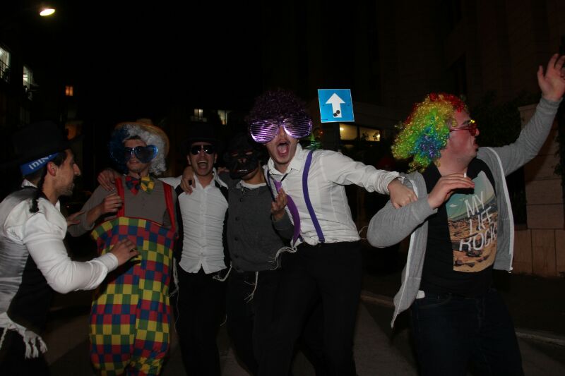 צפו: חוגגים את פורים ברחובות בני ברק