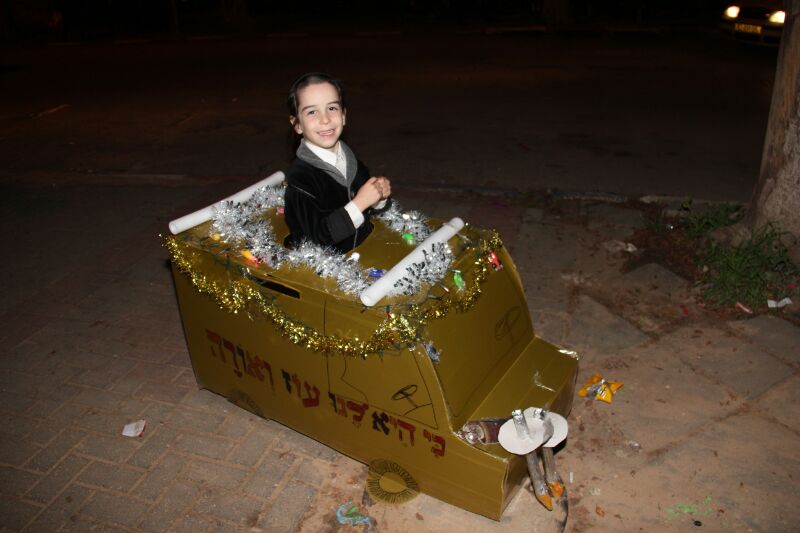 צפו: חוגגים את פורים ברחובות בני ברק