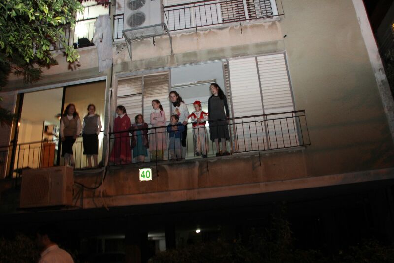 צפו: חוגגים את פורים ברחובות בני ברק