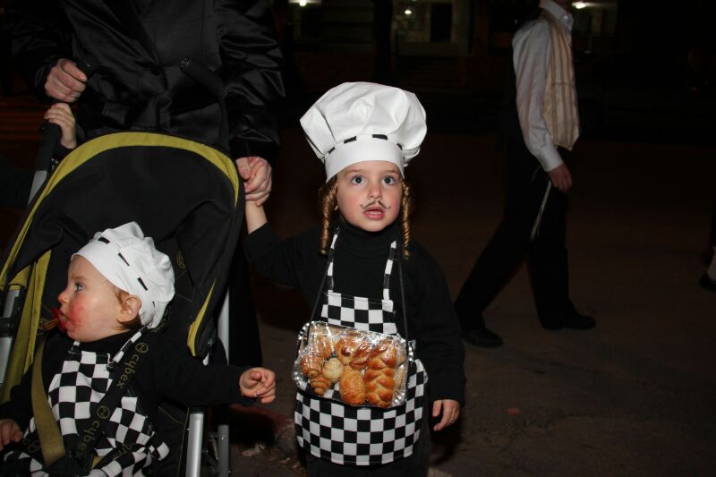 צפו: חוגגים את פורים ברחובות בני ברק