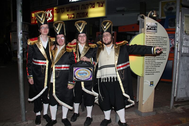 צפו: חוגגים את פורים ברחובות בני ברק