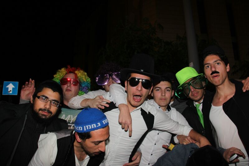 צפו: חוגגים את פורים ברחובות בני ברק