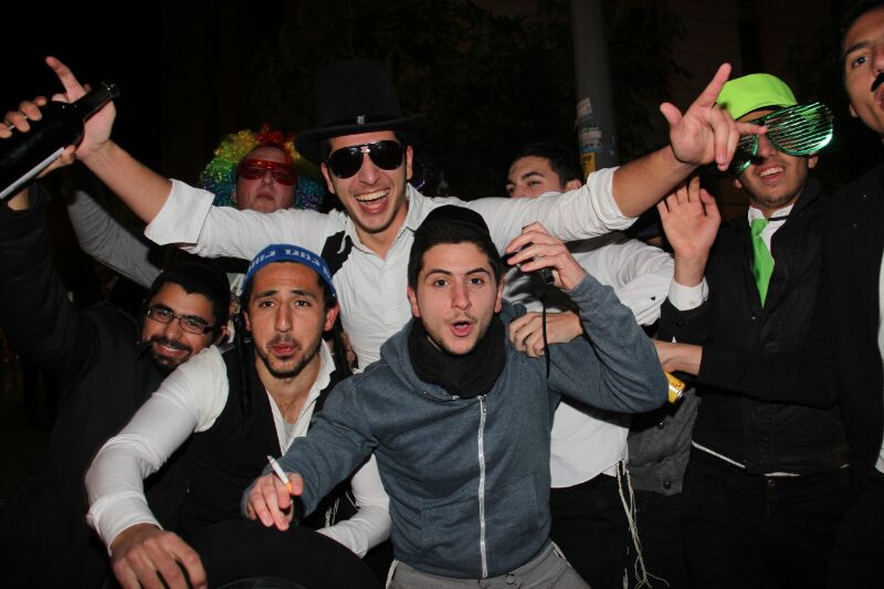 צפו: חוגגים את פורים ברחובות בני ברק