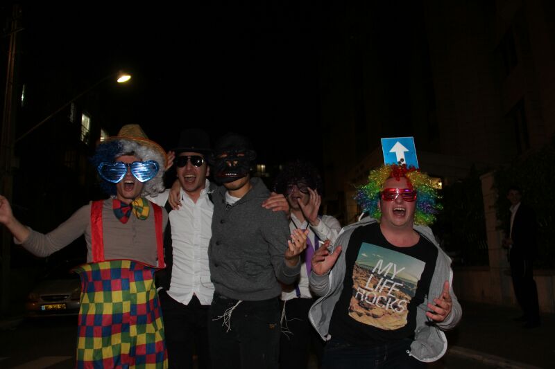 צפו: חוגגים את פורים ברחובות בני ברק