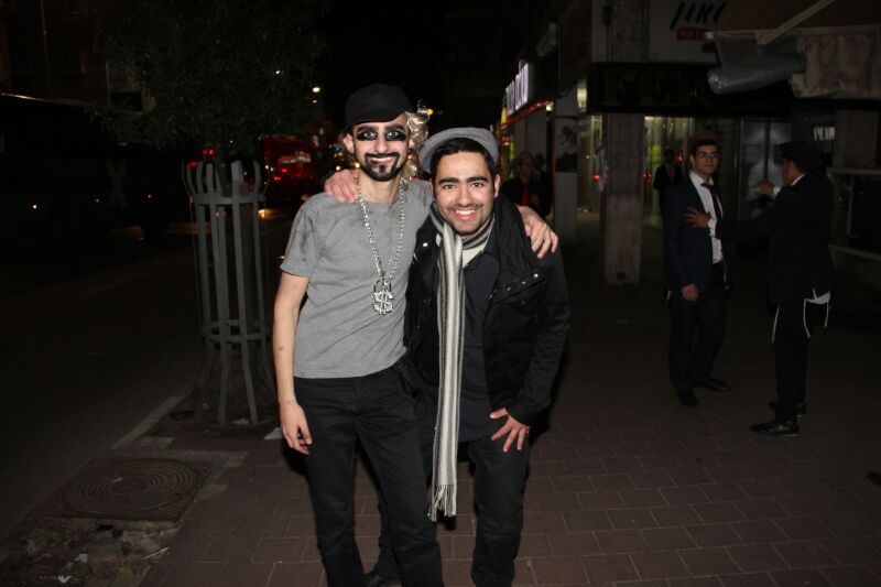 צפו: חוגגים את פורים ברחובות בני ברק