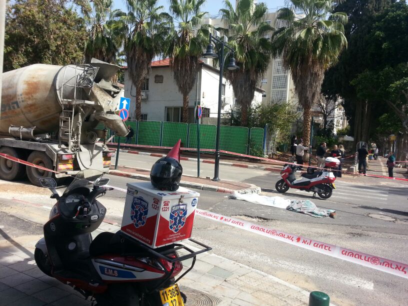 פתח תקווה: מערבל בטון דרס צעירה למוות