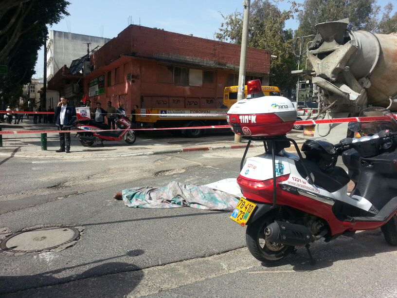 פתח תקווה: מערבל בטון דרס צעירה למוות