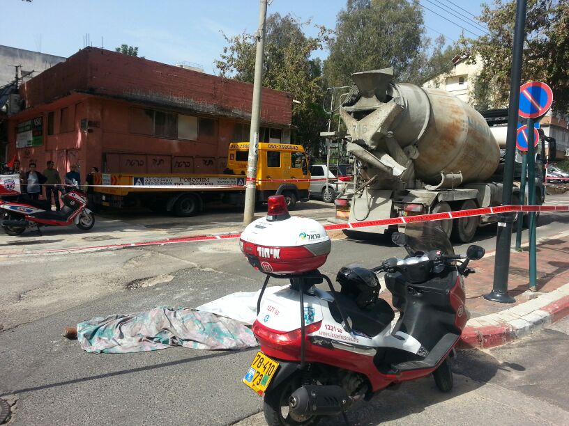 פתח תקווה: מערבל בטון דרס צעירה למוות