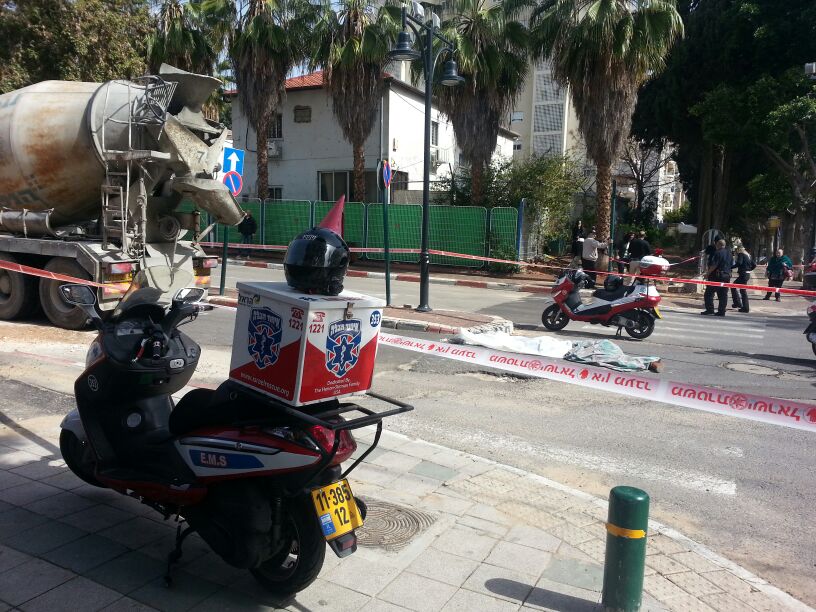 פתח תקווה: מערבל בטון דרס צעירה למוות