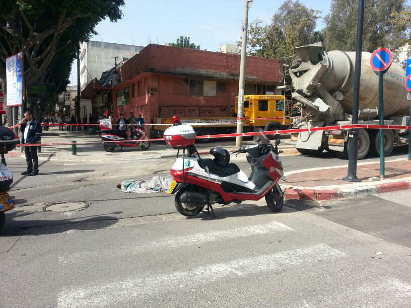 פתח תקווה: מערבל בטון דרס צעירה למוות