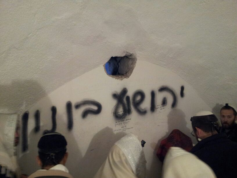 צפו: קריאת מגילה בקבר יהושע בן נון