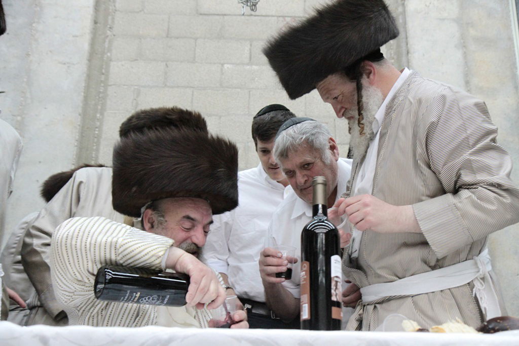 שמחה פורימית בחצר לעלוב • וידאו ותמונות