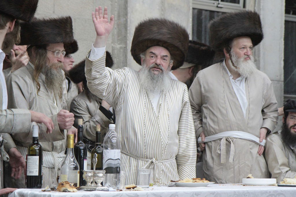 שמחה פורימית בחצר לעלוב • וידאו ותמונות