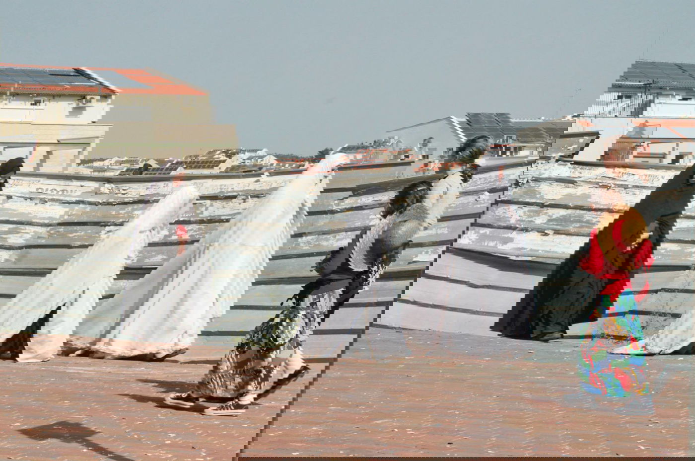 צפו: נשות הטאליבן בבית שמש לובשות לבן בפורים