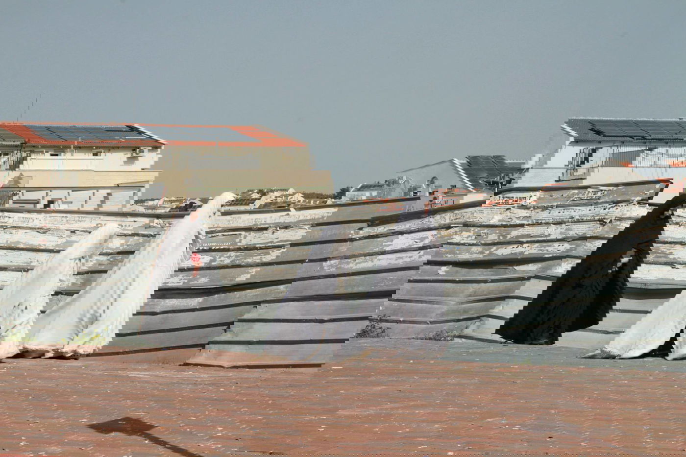 צפו: נשות הטאליבן בבית שמש לובשות לבן בפורים