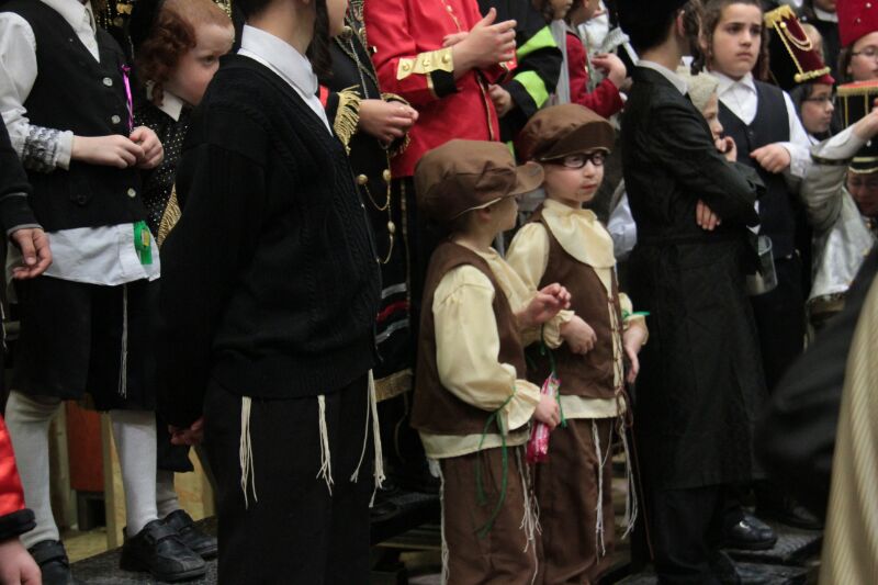 צפו בגלריה: שושן פורים בחצרות החסידים