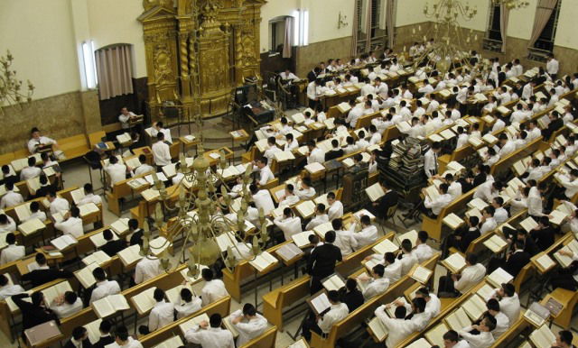 פורים בישיבת פוניבז' • תיעוד ענק