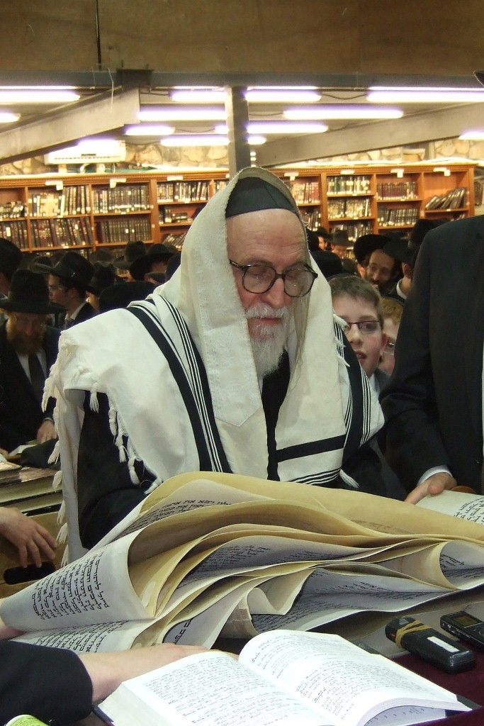 פורים בישיבת פוניבז' • תיעוד ענק