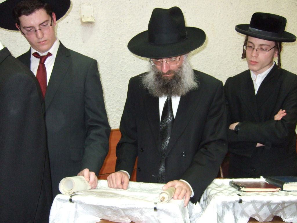 פורים בישיבת פוניבז' • תיעוד ענק