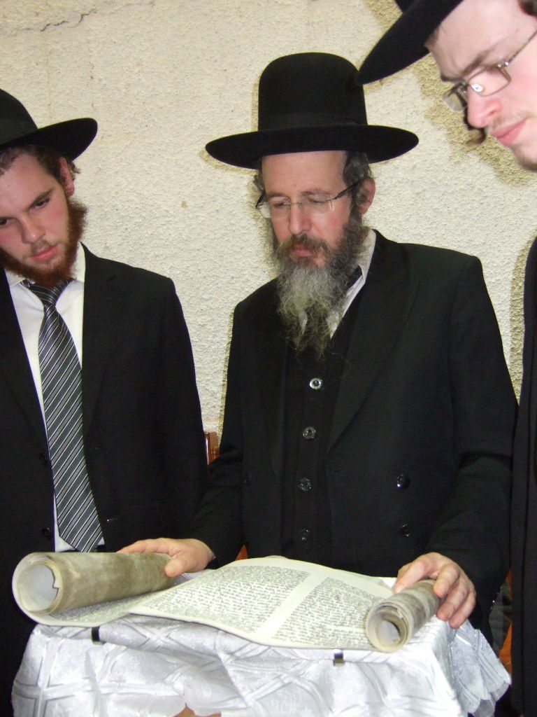 פורים בישיבת פוניבז' • תיעוד ענק