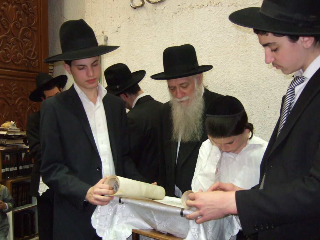 פורים בישיבת פוניבז' • תיעוד ענק