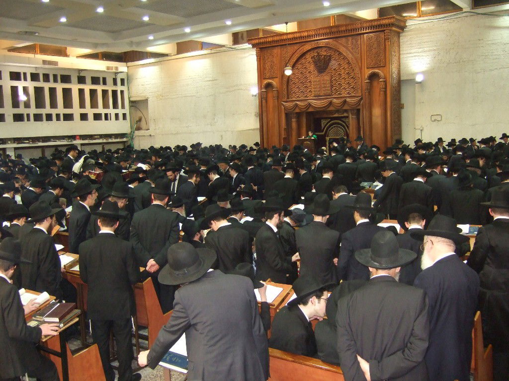 פורים בישיבת פוניבז' • תיעוד ענק