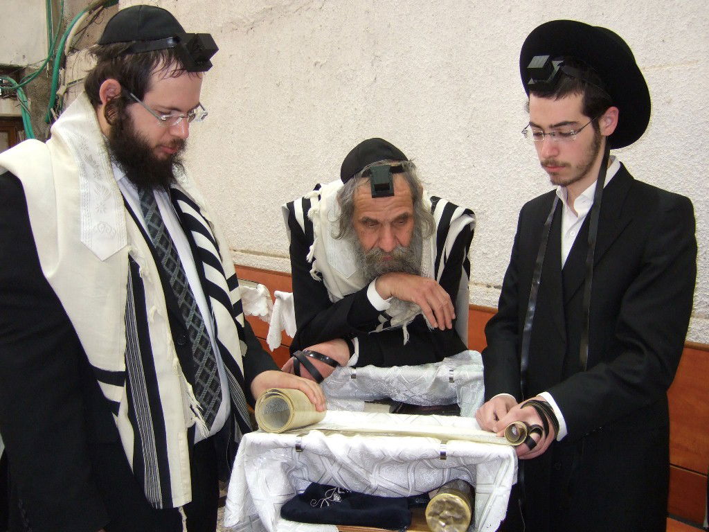 פורים בישיבת פוניבז' • תיעוד ענק