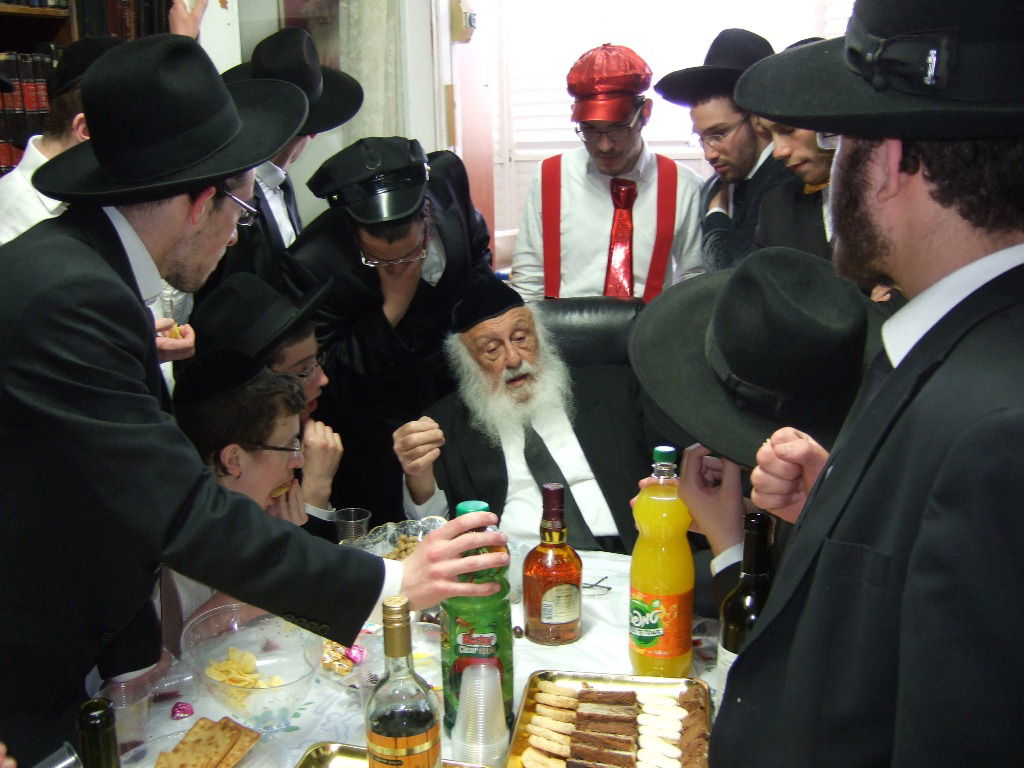 פורים בישיבת פוניבז' • תיעוד ענק