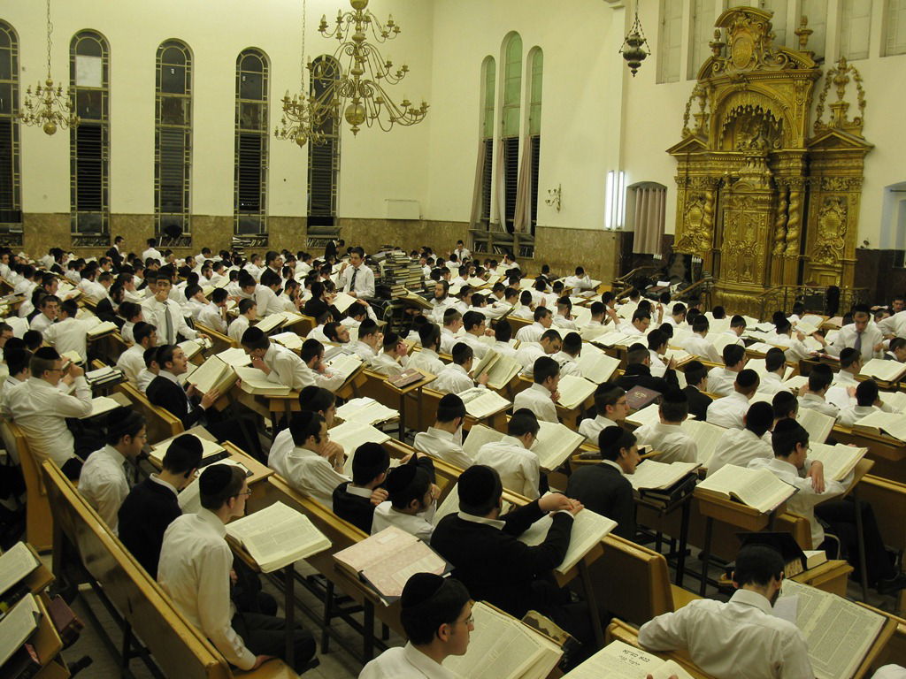 פורים בישיבת פוניבז' • תיעוד ענק