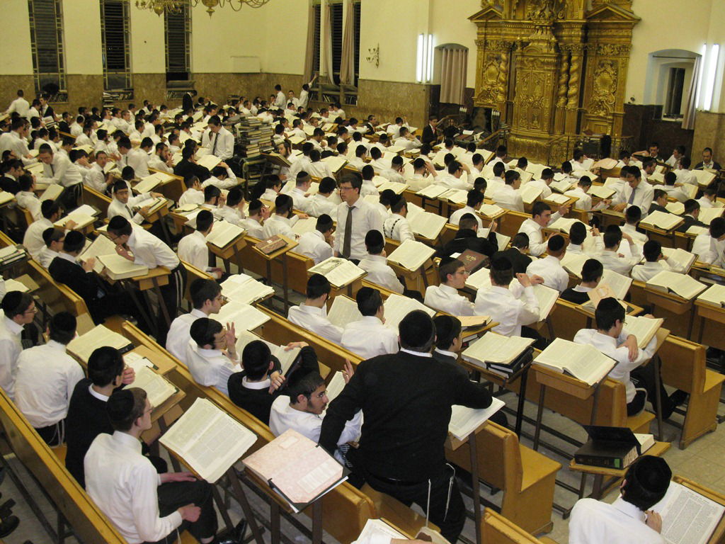 פורים בישיבת פוניבז' • תיעוד ענק