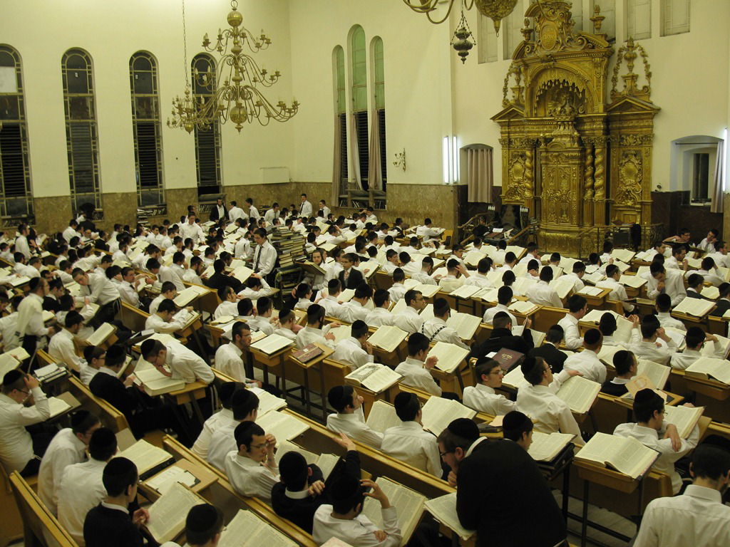 פורים בישיבת פוניבז' • תיעוד ענק