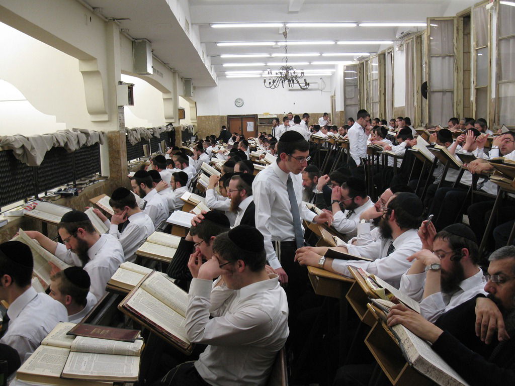 פורים בישיבת פוניבז' • תיעוד ענק