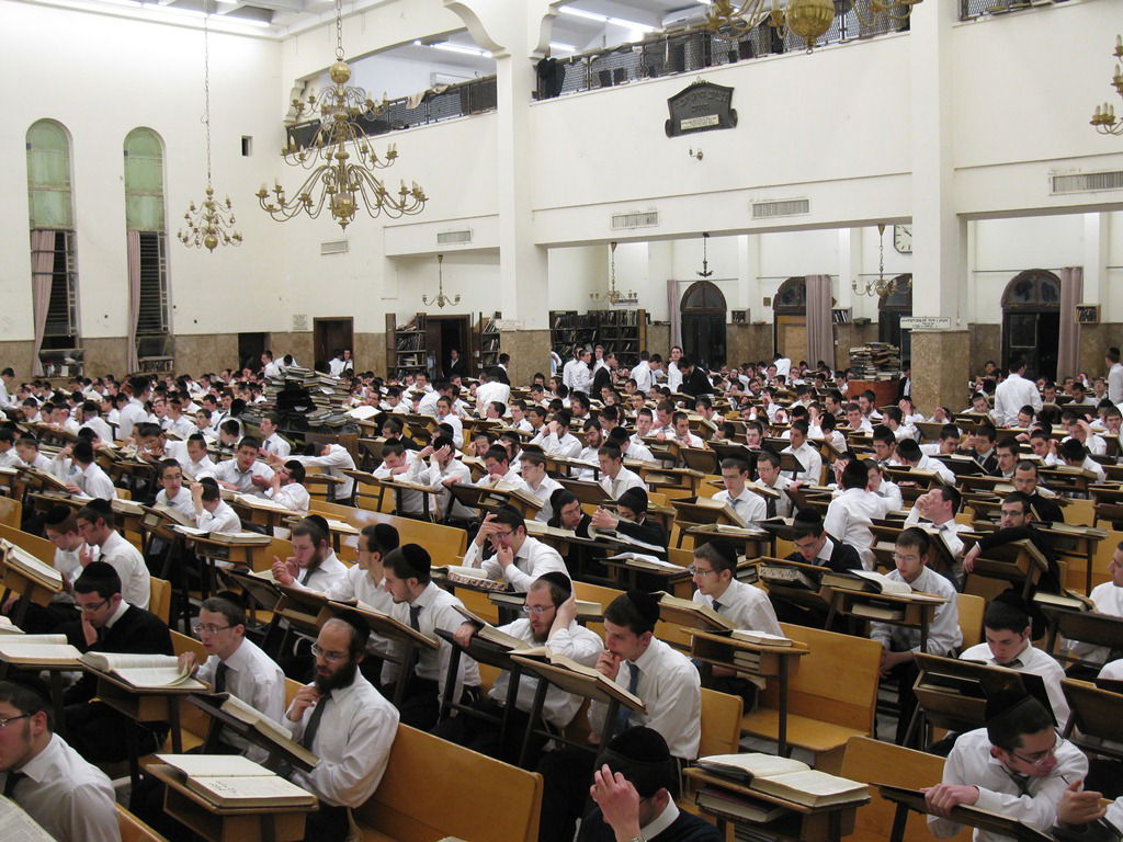 פורים בישיבת פוניבז' • תיעוד ענק